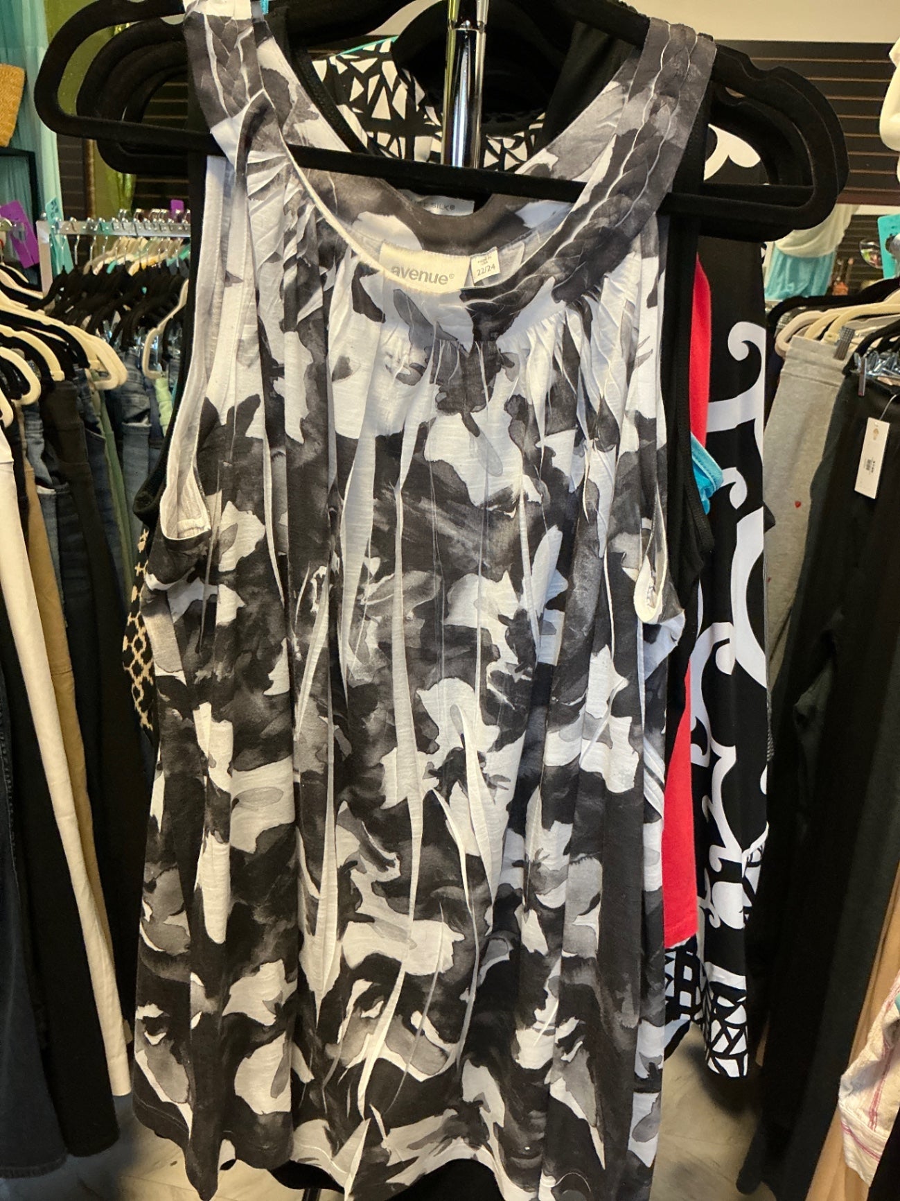 Avenue Tank Top 22/24 Black and White
